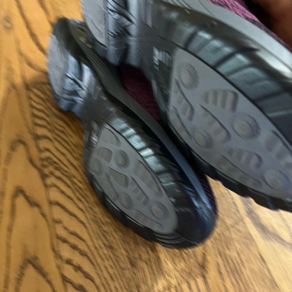 Sleek Purple and Black Sneakers for Everyday Comfort - Picture 6 of 8